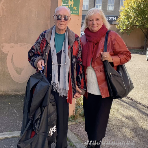 Stan and Evi arrive at the gig